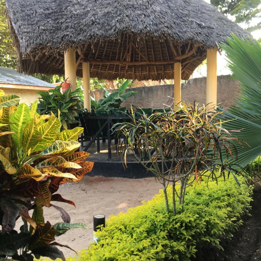 Diani Travellers Guest House Укунда Екстериор снимка