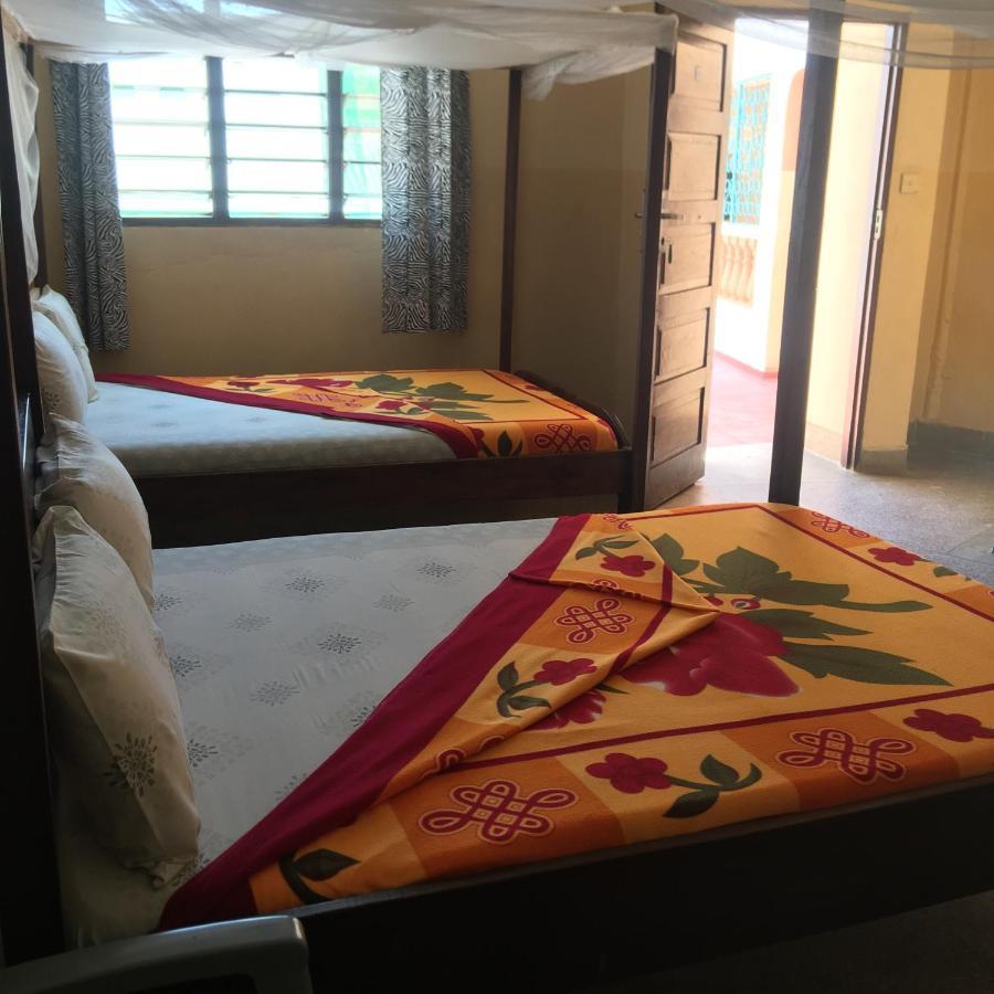 Diani Travellers Guest House Укунда Екстериор снимка