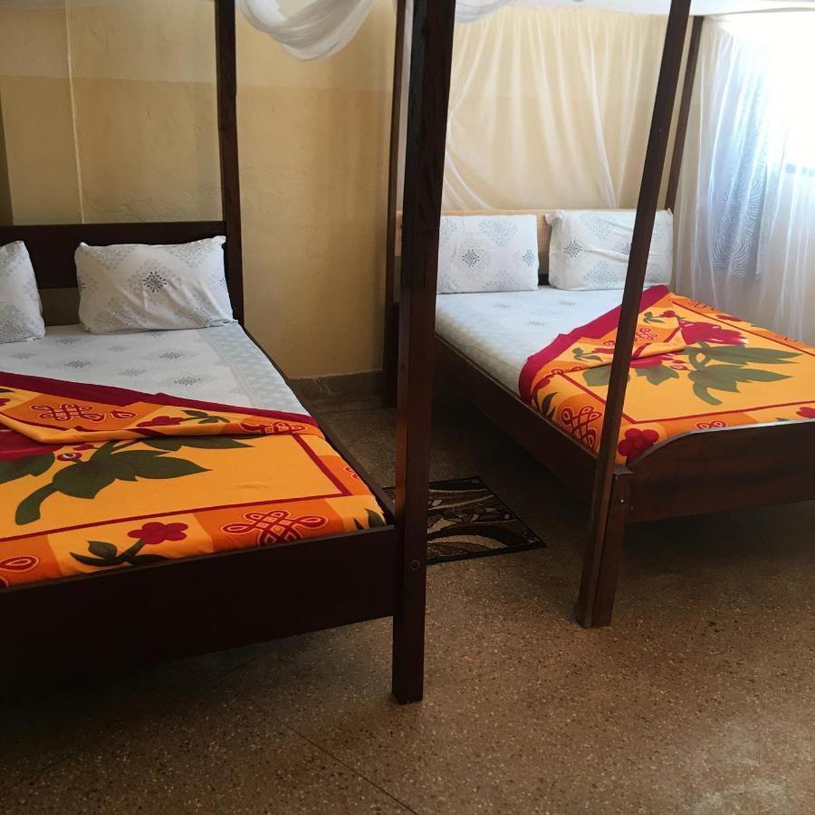 Diani Travellers Guest House Укунда Екстериор снимка