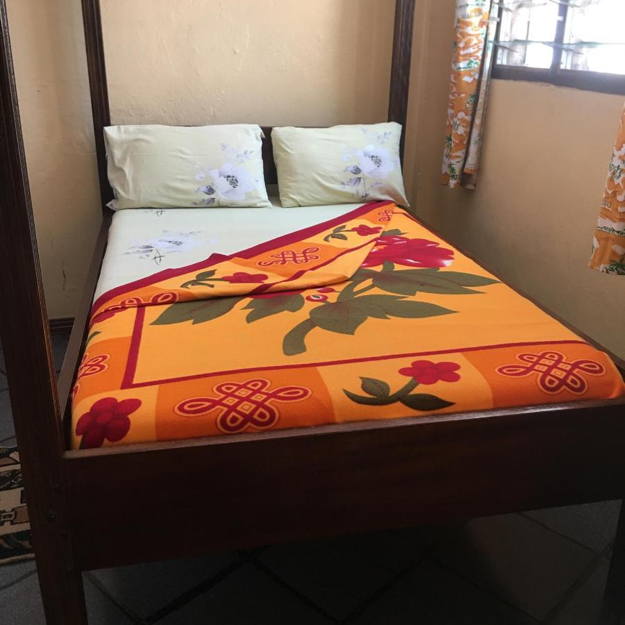 Diani Travellers Guest House Укунда Екстериор снимка